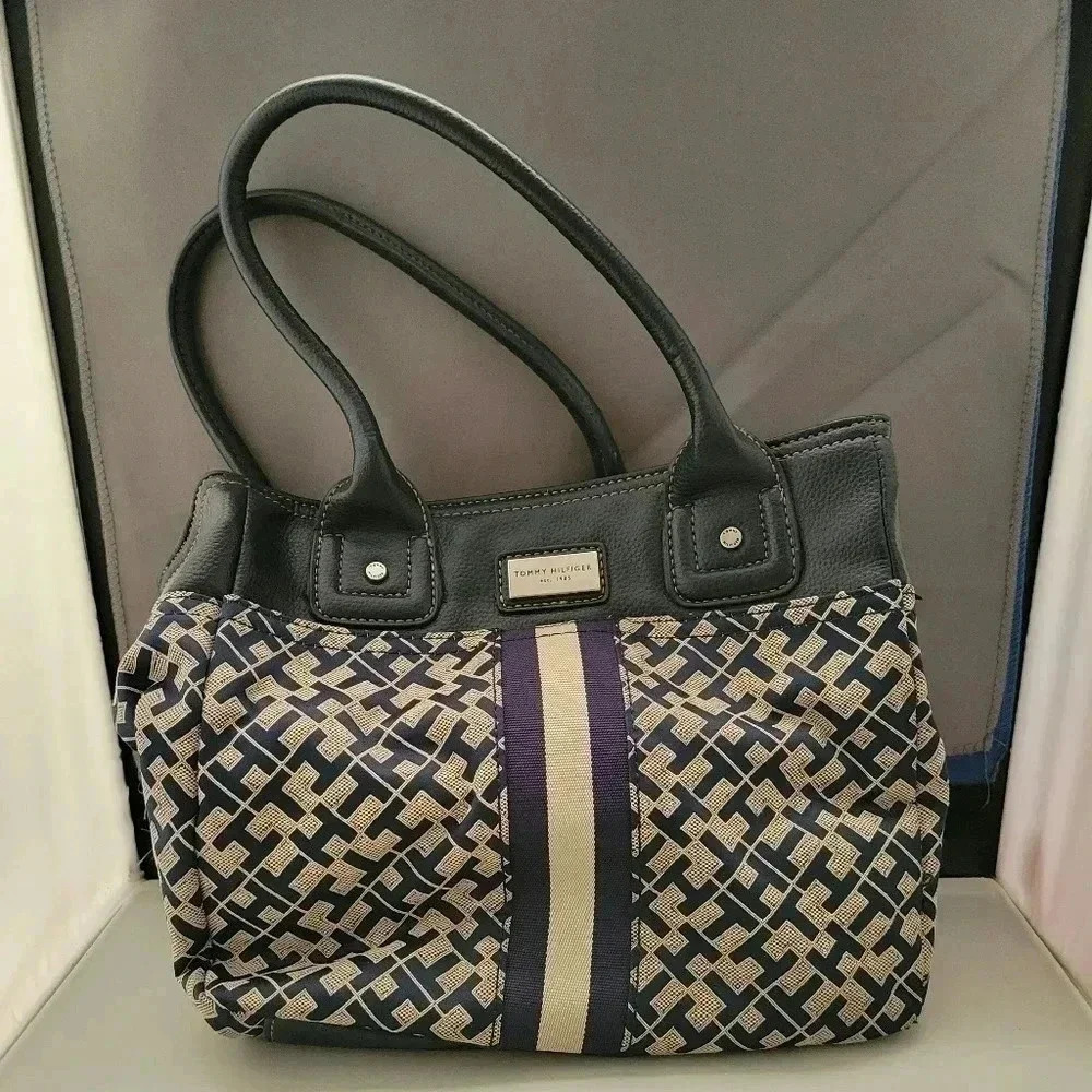 Tommy Hilfiger sholder Purse NWOT